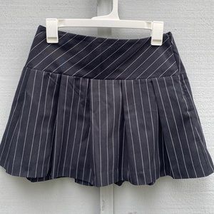 🆕 H&M Black/Pinstriped Pleated Skirt